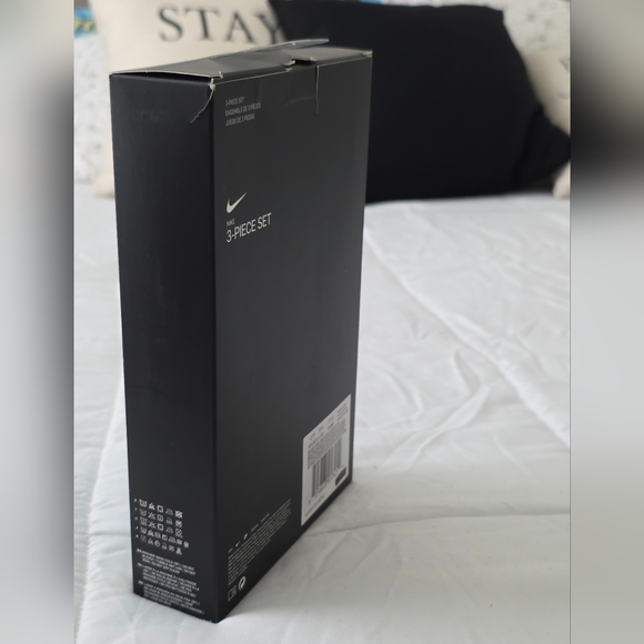 Nike Newborn 3-Piece Smiley Swoosh Face Box Set With Onesie Booties & Bib  0-6M - Picture 3 of 4